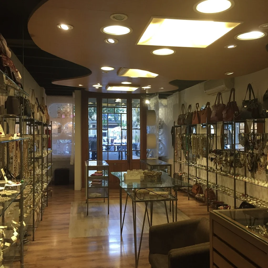 Interior da loja Yuriko Semijoias