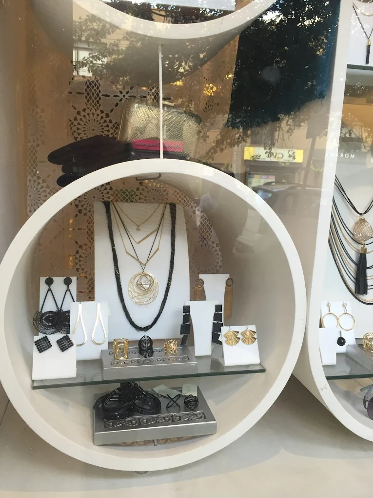 Vitrine de semijoias douradas – Yuriko