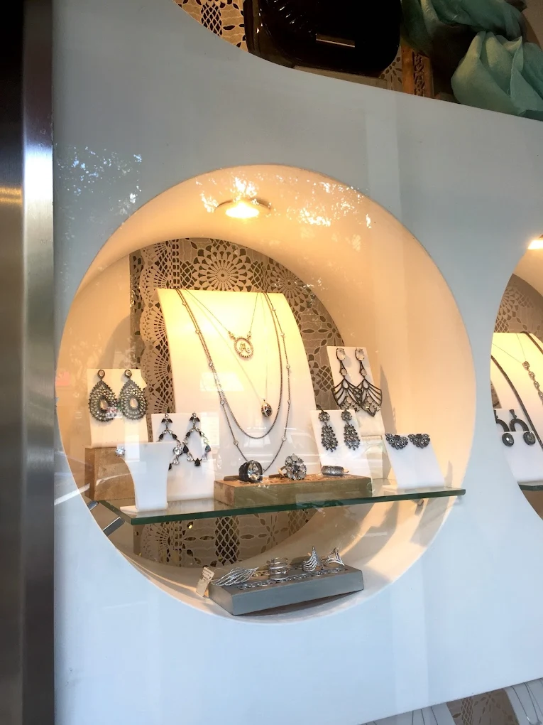 Vitrine de semijoias prateadas – Yuriko