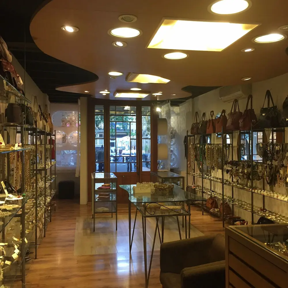 Interior da joalheria Yuriko Semijoias no Brooklin